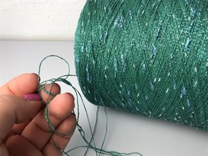 Cosmos - effektgarn i søgrøn med blå glimmer dutter, ca. 1 kg på cone